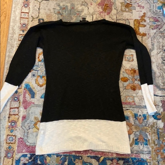 Cute sweater! Like new 🖤🤍 - Picture 5 of 5